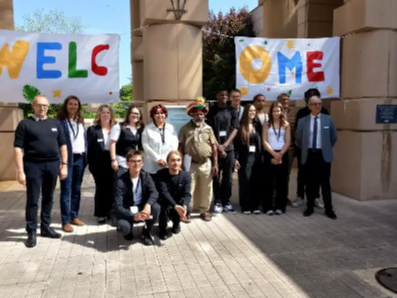 Le chef papou Mundiya Kepanga sensibilise des lycéens girondins à la protection des forêts