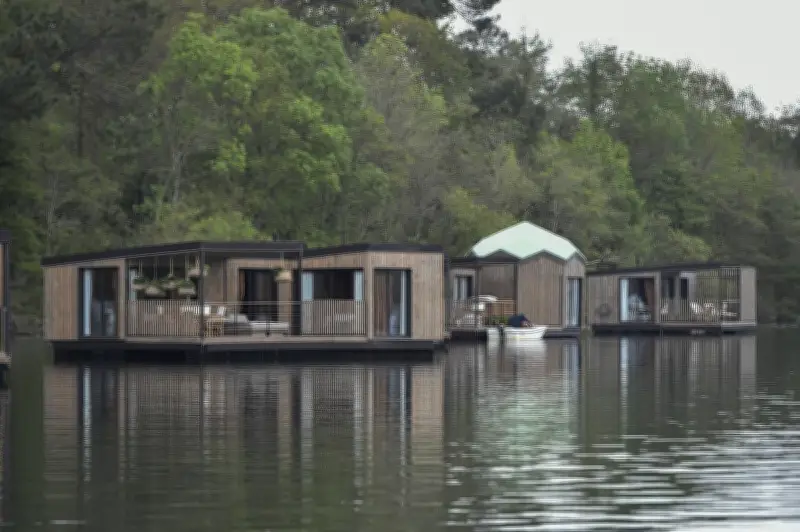 Le château de Brindos rouvre sous l'égide de Millésime avec des lodges flottants