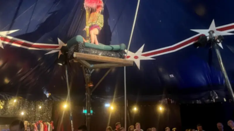 Le Cirque Bâtard enchante Frontignan avec un spectacle éclectique et des ateliers éducatifs