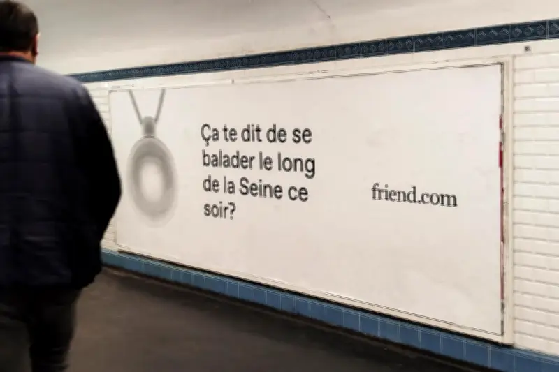 Le collier Friend, gadget IA américain, bloqué par l'Europe : une victoire pour la vie privée