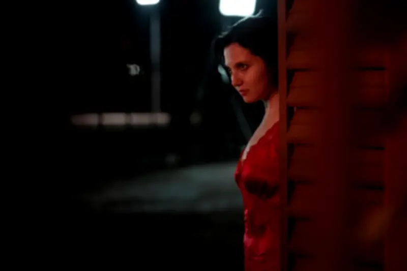 « Le Cri des gardes » de Claire Denis : un huis clos en brousse qui lasse