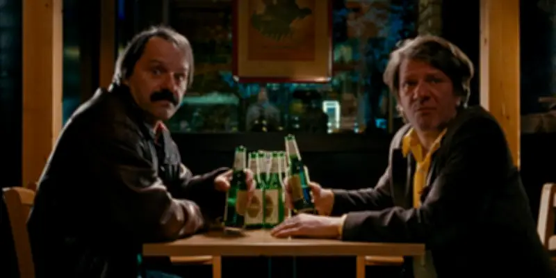 Le Dernier pour la route : une nuit d'ivresse dans les décombres de l'Italie imaginée par Francesco Sossai