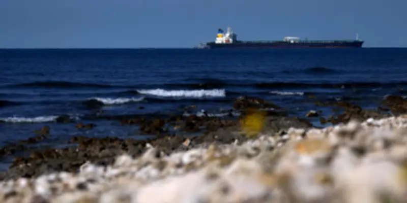 Le Deyna, pétrolier fantôme russe, quitte les eaux françaises après interception
