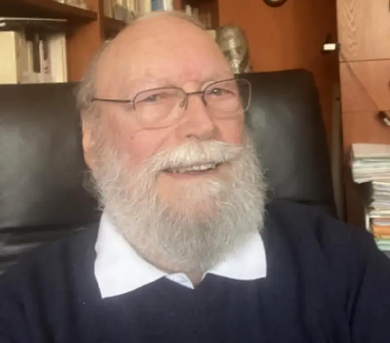 Le Dr Damade anime une conférence sur la santé mentale des adolescents à l'espace Jacques-Brel