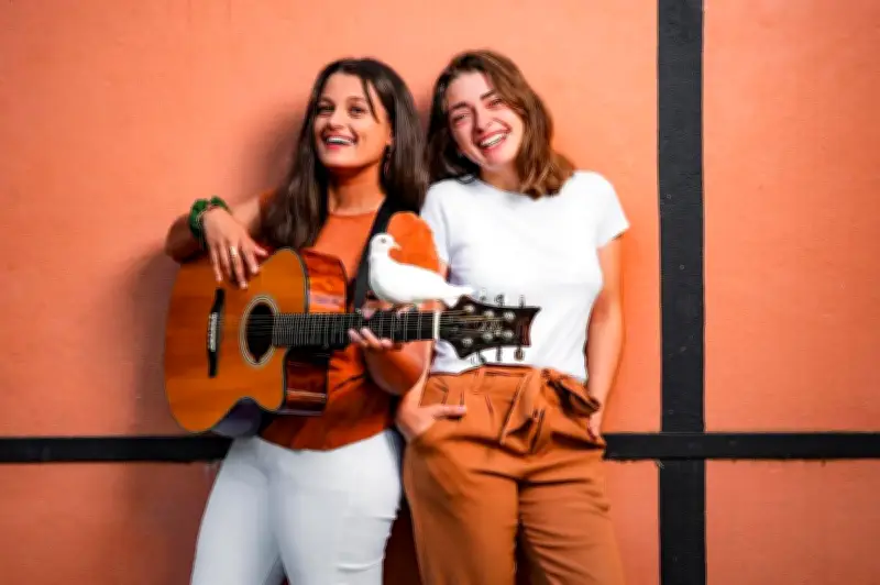 Le duo souletin Lea eta Anuxka dévoile son premier album « Oroitzapenak » à La Fourmi Rouge