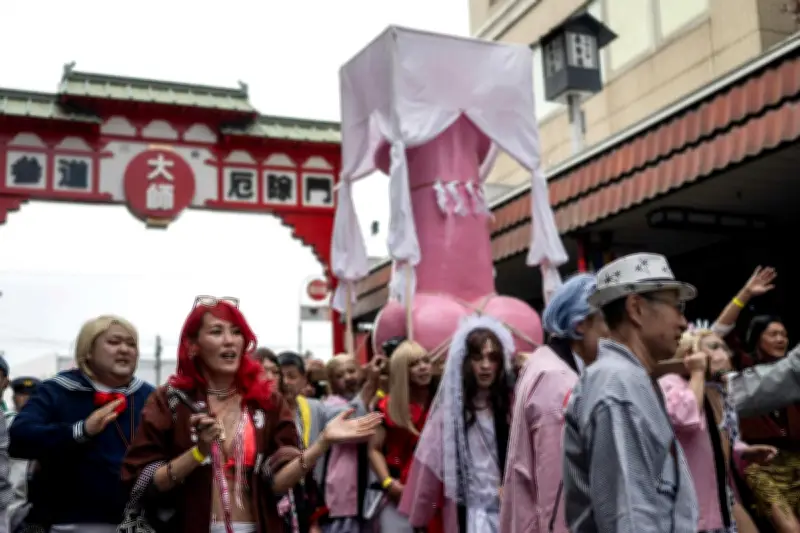 Le festival japonais Kanamara célèbre la fertilité avec des phallus géants