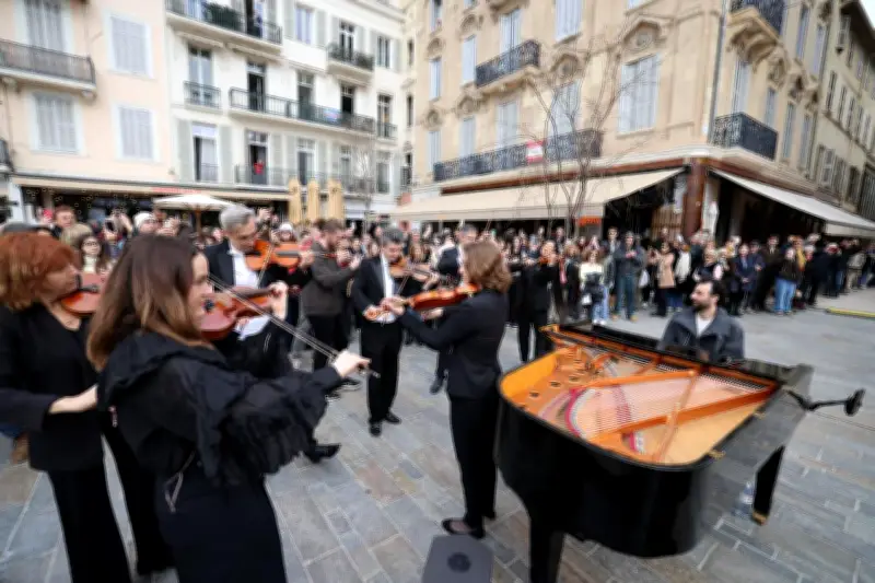 Le flashmob du pianiste Julien Cohen pour le MIDEM à Cannes devient viral avec 13 millions de vues