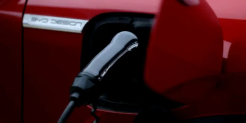 Le gouvernement accélère l'électrification et planifie une sortie progressive des hydrocarbures