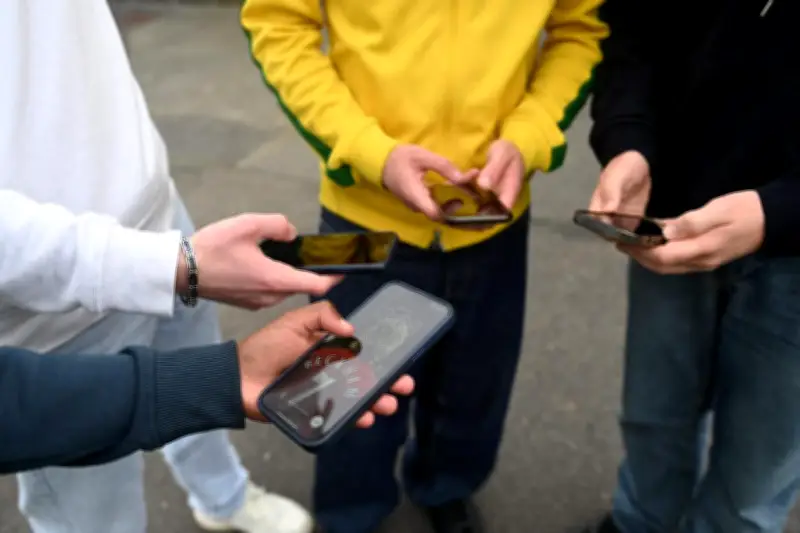 Le gouvernement envisage une journée de déconnexion mensuelle dans les écoles dès 2026