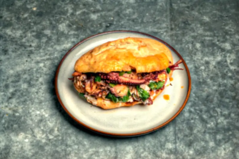 Le kebab de poulpe, une tendance culinaire qui séduit de Paris à Marseille