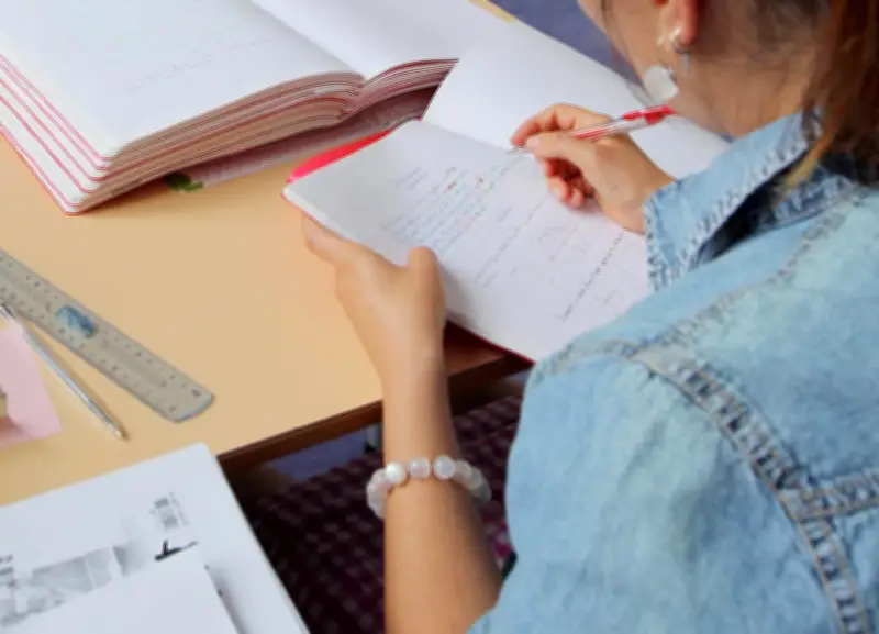 Le Lot adopte un lexique satirique pour dénoncer l'hémorragie scolaire