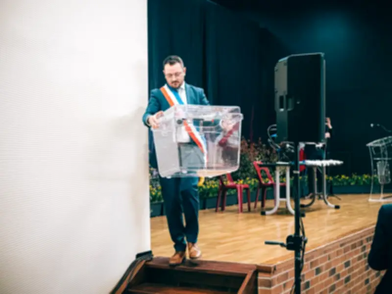 Le maire RN de Harnes retire une statue de Robespierre, un symbole controversé