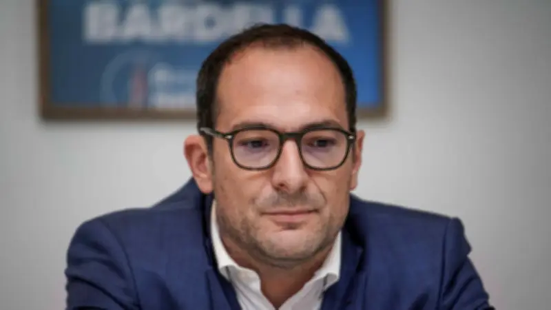 Le maire RN de Vauvert annule une exposition photo, déclenchant une polémique culturelle