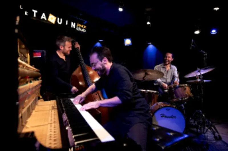 Le Manu Forster Trio rend hommage à Ray Brown dans un concert swing à Ph'Art