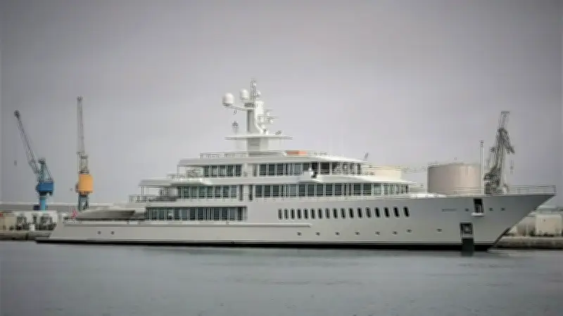 Le méga yacht de Larry Ellison, nouvel homme le plus riche, à Sète