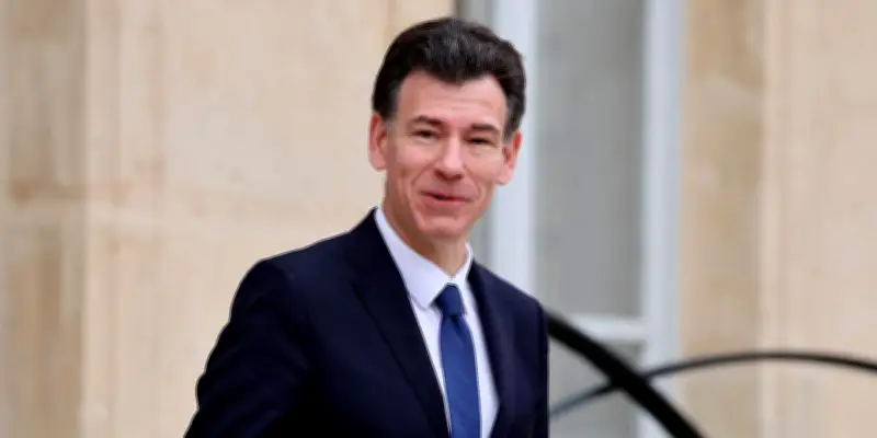 Le ministre de l'enseignement supérieur critique les universités sur les frais d'inscription des étudiants étrangers