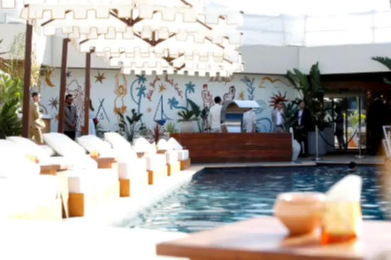 Le Nikki Beach de Monte-Carlo se pare d'une fresque festive de Charlotte Colt
