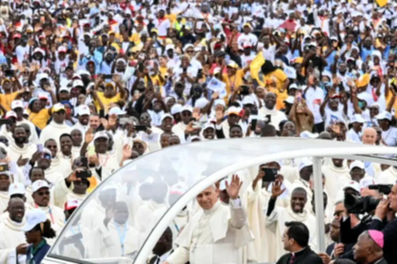 Le pape Léon XIV célèbre une messe géante en Angola, dénonçant les inégalités sociales