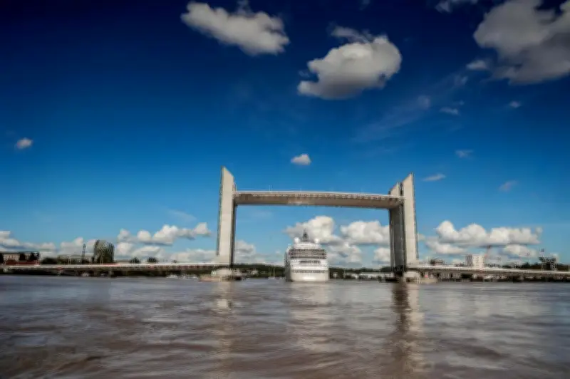 Le pont Chaban-Delmas se lève pour le paquebot Balmoral de 188 mètres à Bordeaux