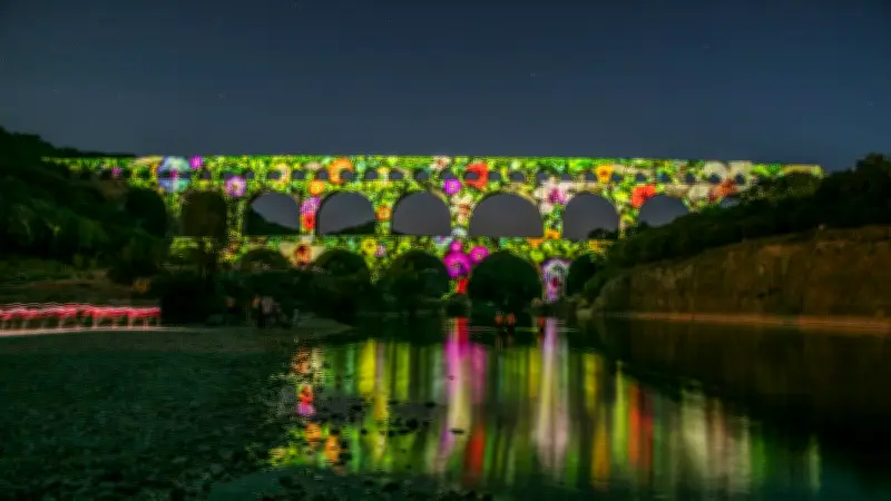 Le Pont du Gard s'illumine avec Robert Combas : une fusion artistique antique et moderne