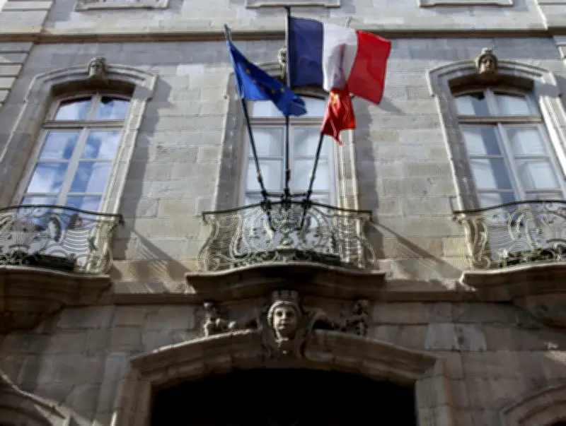 Le retrait du drapeau européen par des maires RN dévoile l'hypocrisie du parti sur l'Europe