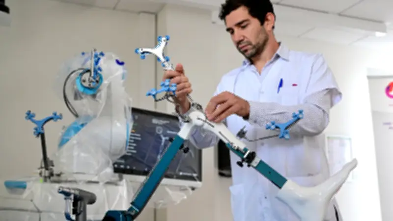 Le robot Rosa Knee révolutionne la pose de prothèses du genou à Montpellier