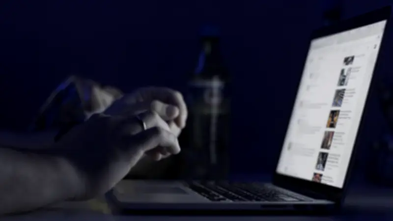 Le 'sleep porn' : des communautés en ligne organisent des viols de femmes droguées