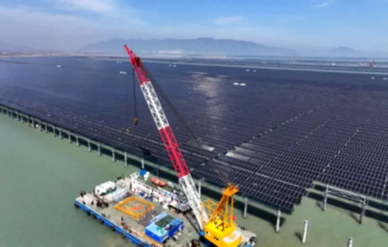 Le solaire freine les énergies fossiles en 2025, selon le rapport d'Ember