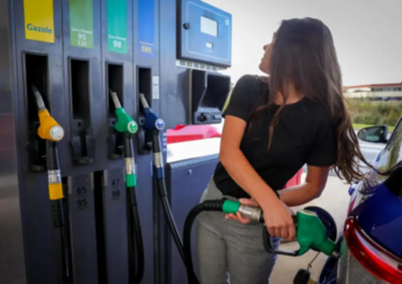 Le SP95-E10 dépasse les 2 euros le litre en France, une hausse historique