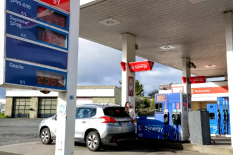 Le SP95-E10 repasse sous les 2 euros le litre, le gouvernement envisage d'encadrer les marges