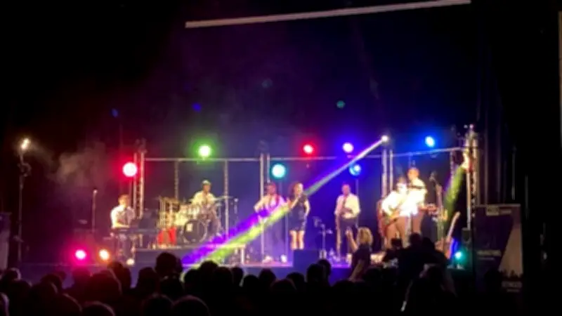 Le spectacle 'Dans le Monde de Max' enflamme Pomérols avec un voyage musical des années 80 à 2000