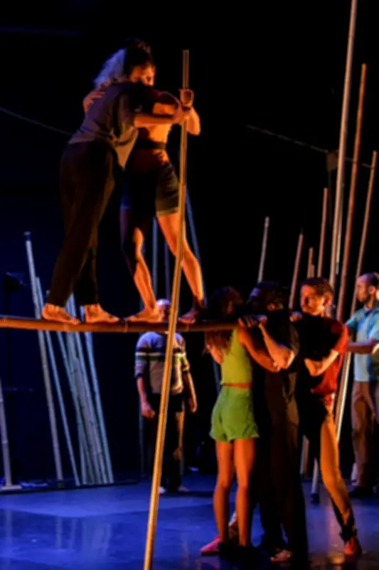 Le spectacle "UBA" de la Smart Cie illumine le centre culturel des Carmes à Langon