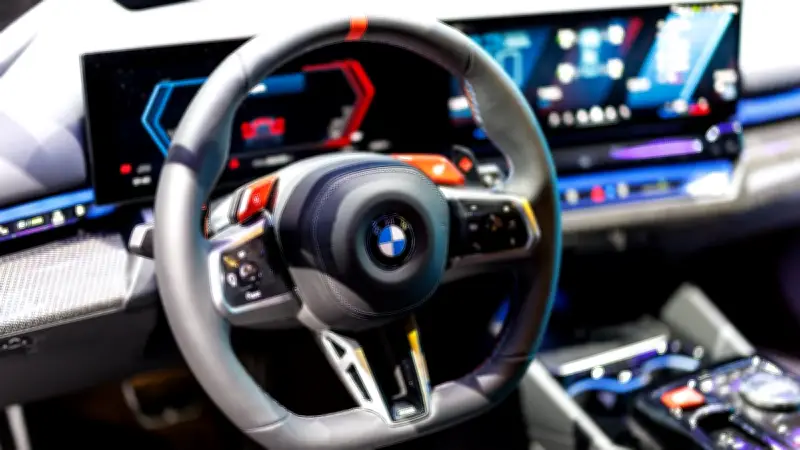 Le toit en verre d'une BMW X1 explose sur autoroute avec un enfant à bord