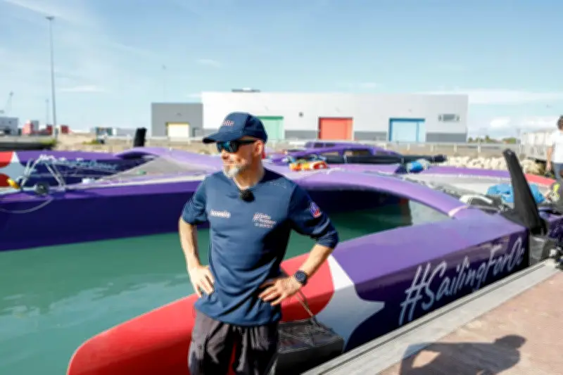 Le trimaran chaviré de la Transat Café L'Or retrouve la mer sous un nouveau nom
