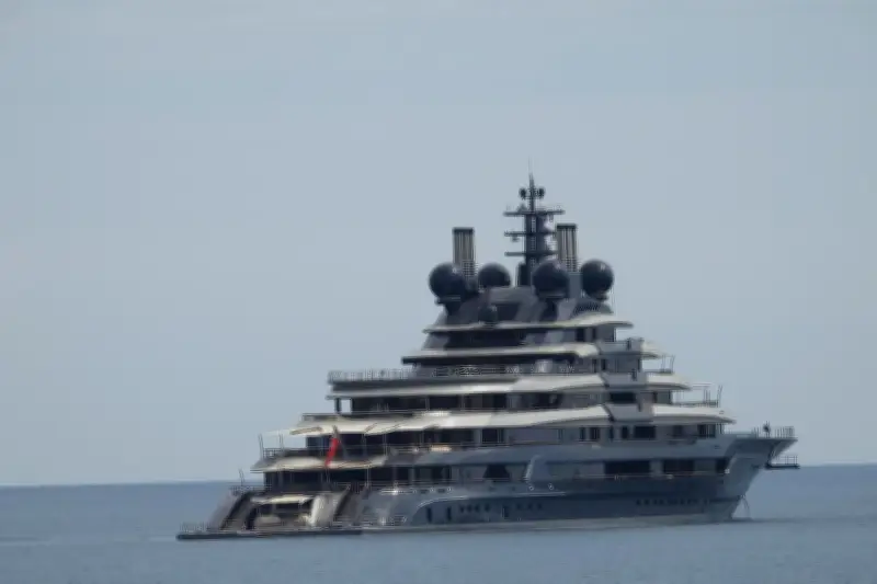 Le yacht Luminance de Rinat Akhmetov, d'une valeur de 500 millions de dollars, mouille à Saint-Jean-Cap-Ferrat