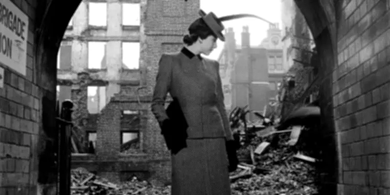 Lee Miller au MAM Paris : de mannequin à photographe de guerre, une vie radicale