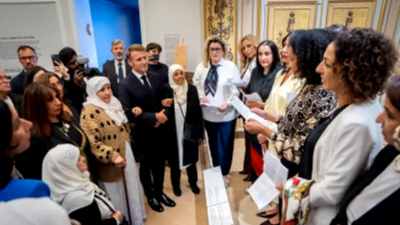 Les anciennes licières de Lodève rencontrent Emmanuel Macron à l'Élysée