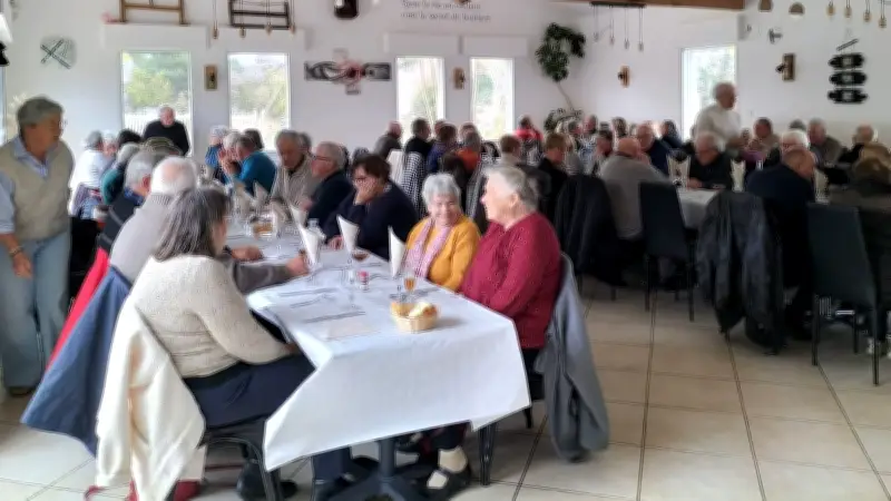 Les aînés du Caylar partagent un repas convivial avant l'ascension du Roc Castel