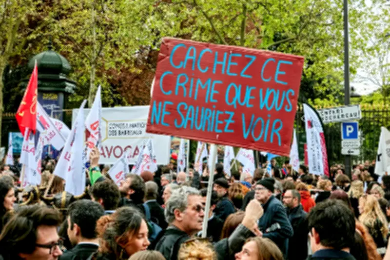 Les avocats manifestent massivement contre la réforme Darmanin de la justice criminelle