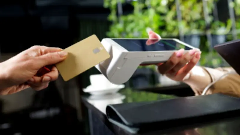 Les cartes biométriques remplacent les codes secrets : une révolution bancaire en marche