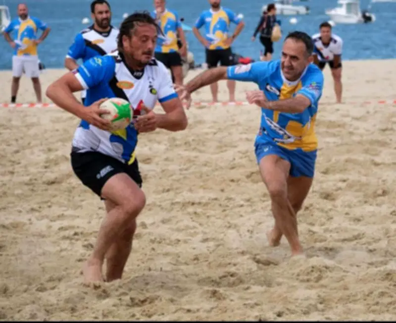 Les Cayoks relancent leur tournoi de beach rugby festif sur la plage d'Eyrac à Arcachon