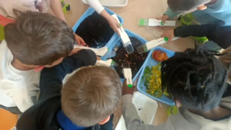 Les écoliers d'Hérépian initiés aux secrets du compostage lors d'un goûter-compost