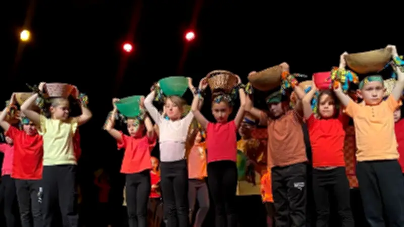 Les écoliers voyagent en Afrique grâce à la musique et la danse traditionnelles
