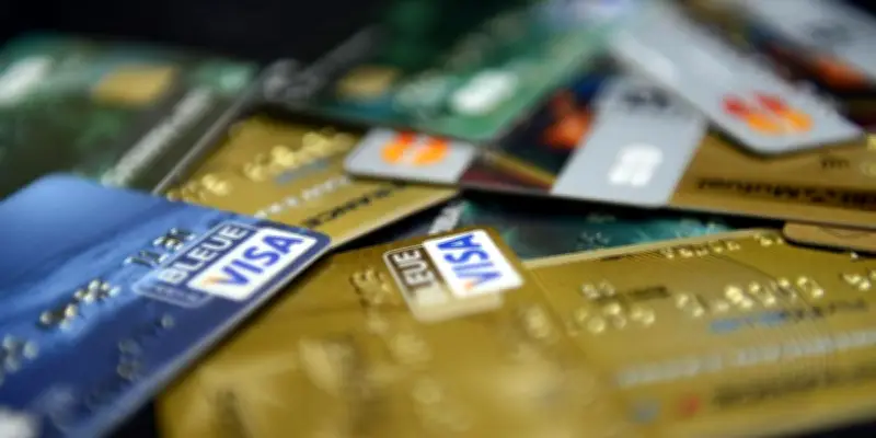 Les frais de tenue de compte bancaire explosent : +6% en 2026 selon la CLCV