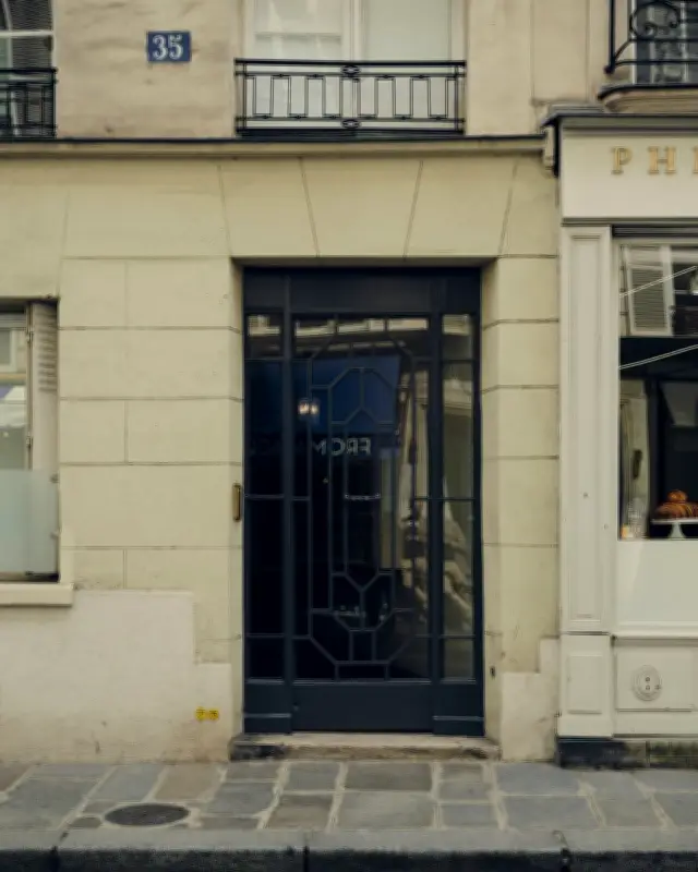 Les hommes de la rue du Bac rompent le silence après le choc