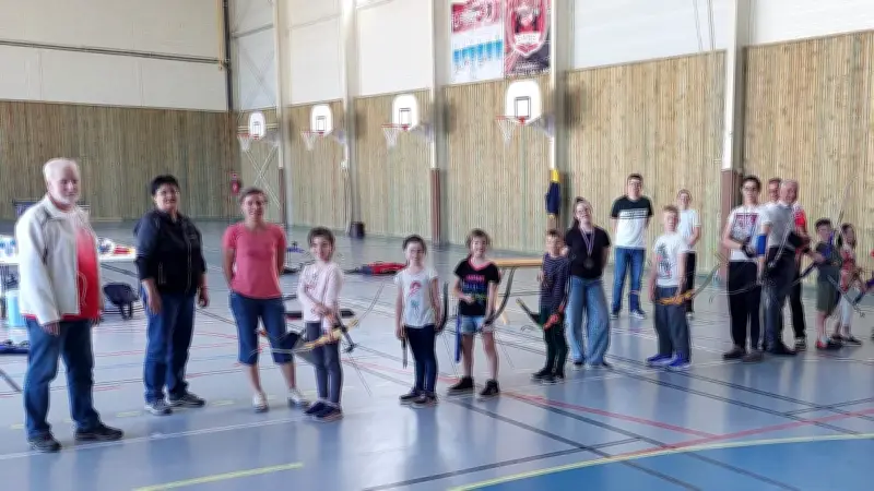 Les jeunes archers de Sévérac-d'Aveyron célèbrent leur médaille de bronze nationale