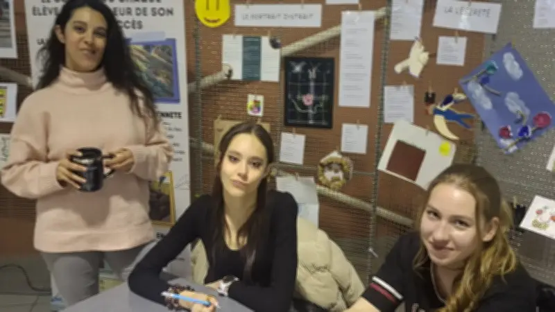 Les jeunes de Terre et Crayons célèbrent la légèreté artistique au Printemps de la Peinture