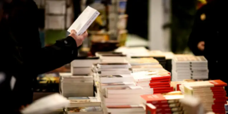 Les jeunes Français délaissent la lecture, une tendance alarmante révélée par une étude