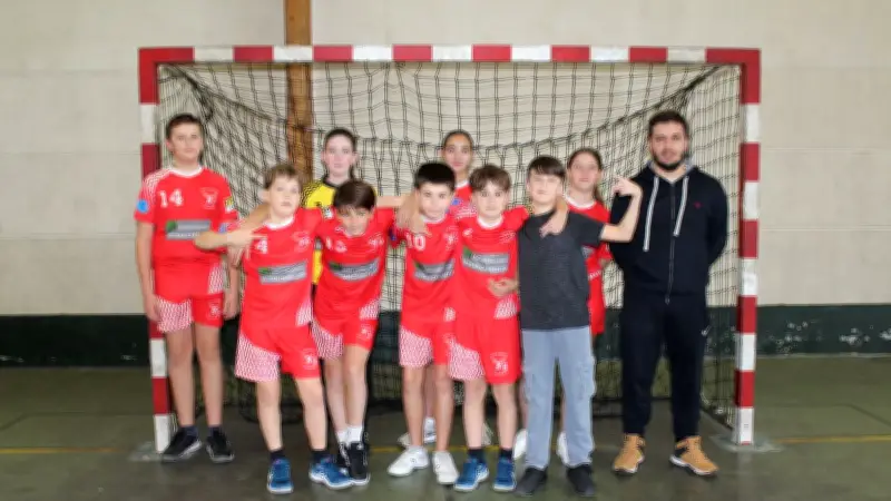 Les jeunes handballeurs de l'Assa brillent à Saint-Ambroix avec deux victoires convaincantes