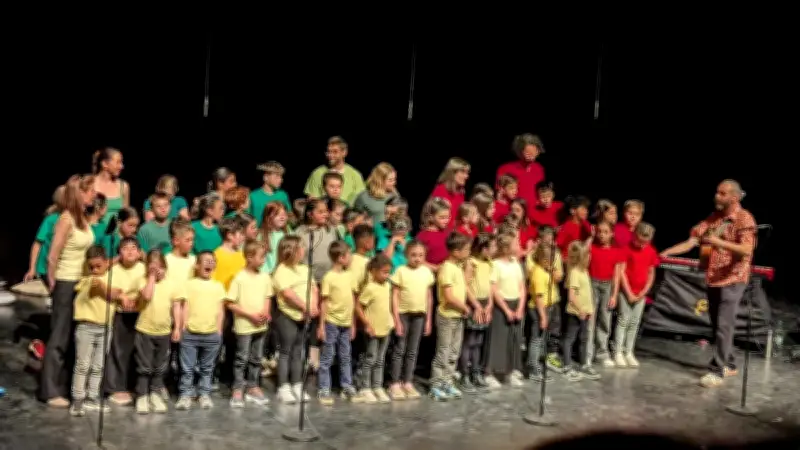 Les élèves de CP-CE1 chantent avec Thomas Pitiot à l'Ombrière d'Uzès